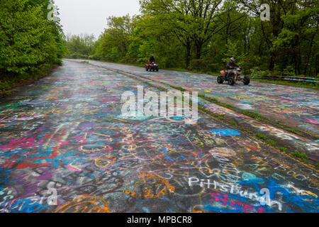 USA Pennsylvania PA Centralia eine verlassene Stadt und auf der Autobahn nach einem Coal Mine Fire 1962 Leute auf ATVs Stockfoto