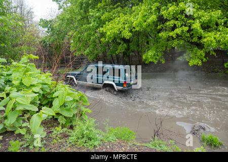 Jeep Cherokee 4X4 Allradantrieb AWD Geländefahrt durch einen tiefen Teich in Centalia Pennsylvania PA Stockfoto