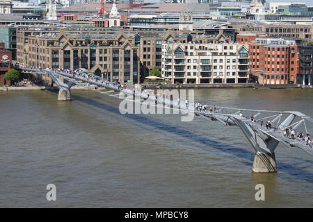 Themse nach Norden und einen Blick auf die Millennium Bridge von der Tate Modern Gallery Stockfoto