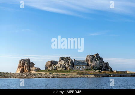 Haus zwischen zwei Felsen, Le Gouffre du Castel-Meuru, Treguier, Plougrescant, in der Nähe der Cote De Granit Rose, Bretagne, Frankreich Stockfoto