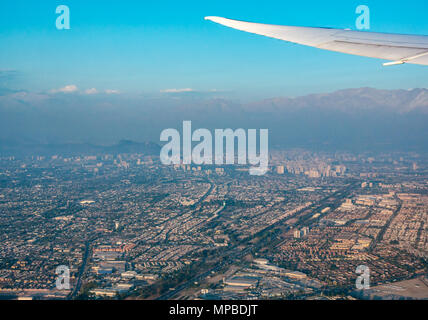 Ansicht von oben von Santiago de Chile aus dem Flugzeug Fenster mit Autobahn Costanera Norte und San Cristobal Hügel mit Smog genommen sichtbar Stockfoto