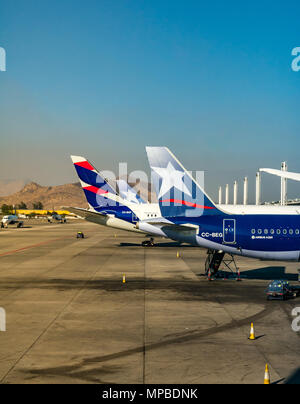 Blick aus dem Flugzeug Fenster, Santiago Flughafen LATAM Flugzeuge, Schürze, mit alten und neuen Airline Logos, LAN und TAM Airlines Stockfoto