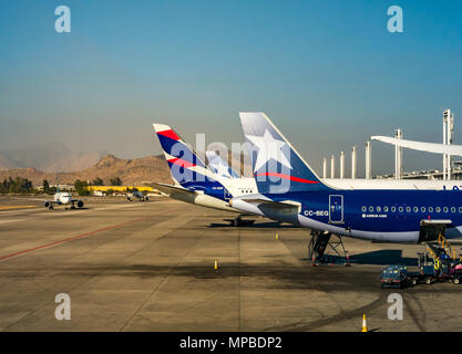 Blick aus dem Flugzeug Fenster, Santiago Flughafen LATAM Flugzeuge, Schürze, mit alten und neuen Airline Logos, LAN und TAM Airlines Stockfoto