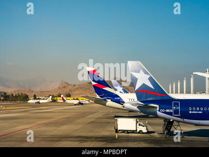 Blick aus dem Flugzeug Fenster, Santiago Flughafen LATAM-Flugzeugen. Neue und alte Airline logos verbinden LAN und TAM Airlines & SMART Fluggesellschaft Stockfoto