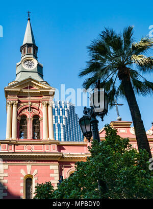 Zu Clock Tower, Basilika de la Merced, mit modernen Bürogebäude hinter und verzierten Straßenlaterne im Vordergrund, Santiago, Chile Stockfoto