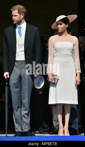 Der Herzog und die Herzogin von Sussex bei einer Gartenparty am Buckingham Palace in London, die sie an der Veranstaltung teilnehmen als ihre erste royal Engagement sind als Ehepaar. Stockfoto