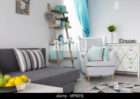 Closeup geschossen von einem stilvollen Wohnzimmer mit Minze Dekorationen Stockfoto