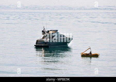 Lausanne, Schweiz - 26. August 2018: Kreuzfahrtschiff und die Menschen im Katamaran am Genfer See in Lausanne, Schweiz Stockfoto