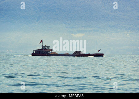 Lausanne, Schweiz - 26. August 2018: Dry Cargo Schiff am Genfer See in Lausanne, Schweiz Stockfoto