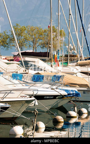 Lausanne, Schweiz - 26. August 2018: Marina mit Yachten am Genfer See in Lausanne, Ouchy Fischerdorf, in der Schweiz Stockfoto