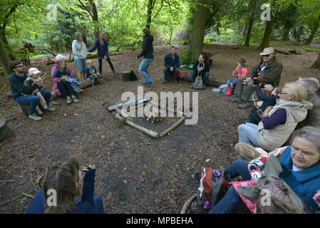 Kinder in einem Wald Schule - Natur Tots, im Friston Wald, East Sussex. Stockfoto