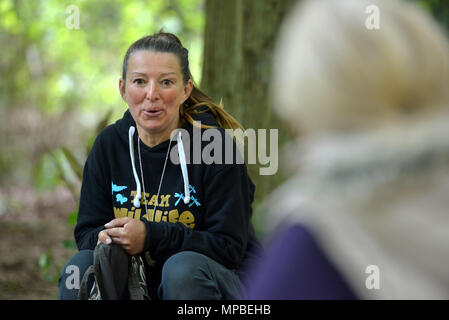 Kinder in einem Wald Schule - Natur Tots, im Friston Wald, East Sussex. Stockfoto