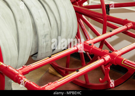 Ein Foto von einem Pferd gezogen Brand Schlauchwagen. Dieser Artikel stammt aus den späten 1800er bis in die frühen 1900er Jahre. In dem Museum der Burbank Feuer Depa untergebracht Stockfoto