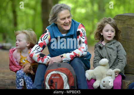 Kinder in einem Wald Schule - Natur Tots, im Friston Wald, East Sussex. Stockfoto