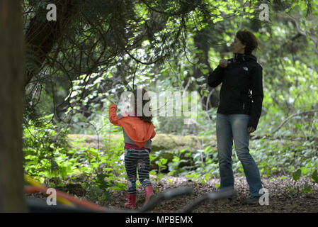 Kinder in einem Wald Schule - Natur Tots, im Friston Wald, East Sussex. Stockfoto