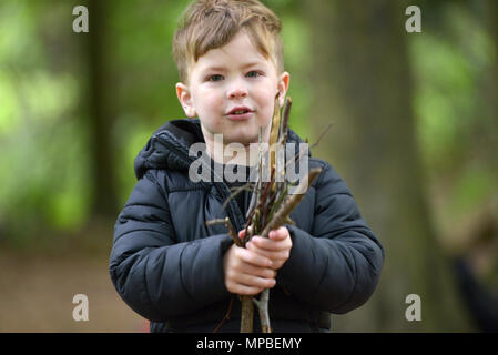 Kinder in einem Wald Schule - Natur Tots, im Friston Wald, East Sussex. Stockfoto