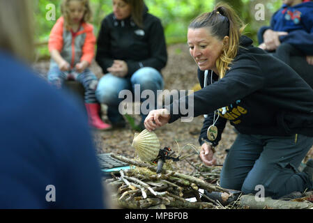 Kinder in einem Wald Schule - Natur Tots, im Friston Wald, East Sussex. Stockfoto