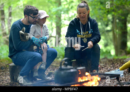 Kinder in einem Wald Schule - Natur Tots, im Friston Wald, East Sussex. Stockfoto