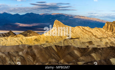 Sonnenaufgang an der Manly Beacon-Soft erste Sonnenlicht auf Manly Rundumleuchte und Schichten der umliegenden Felsformationen. Death Valley National Park, USA. Stockfoto