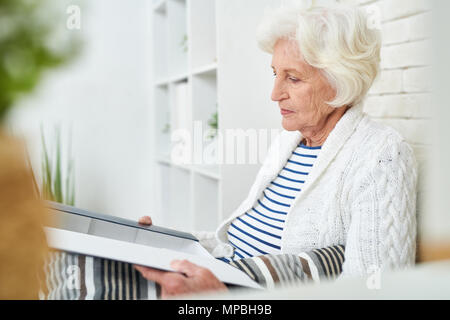 Ältere Dame zu Hause Stockfoto