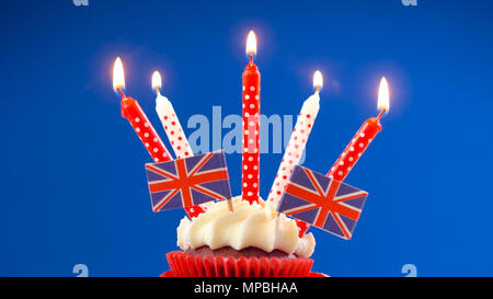 Rot, Weiß und Blau Thema Muffins und Kuchen stehen mit den britischen Union Jack Flags für Geburtstag Wochenende Feier der Königin oder Großbritannien Party Food. Stockfoto