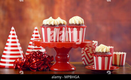 Partei Thema Cupcakes auf Kuchen gegen eine rustikale Holz Hintergrund. Stockfoto