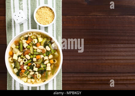 Frische hausgemachte Gemüsesuppe aus Zucchini, Sellerie, Karotten, Erbsen, weiße Bohnen, grüne Bohnen, Kartoffeln, Tomaten, Spinat und ditali Suppe Pasta Stockfoto