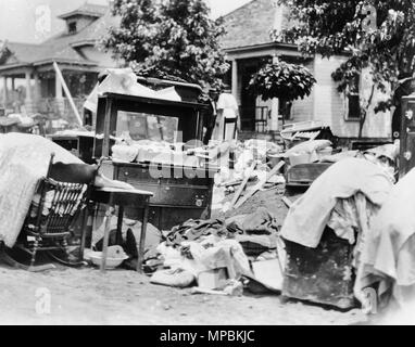 Möbel in der Straße während des Rennens Riot, wahrscheinlich aufgrund der Vertreibung, Tulsa, Oklahoma, 1921 Stockfoto