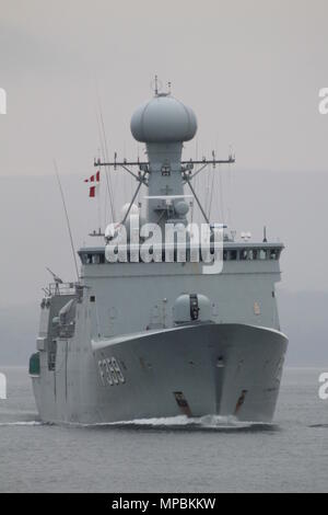 KDM Vaederren (F 359), eine Thetis-Klasse Fregatte vom Royal Danish Navy betrieben, vorbei an Greenock zu Beginn der Übung gemeinsame Krieger 18-1. Stockfoto