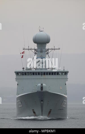 KDM Vaederren (F 359), eine Thetis-Klasse Fregatte vom Royal Danish Navy betrieben, vorbei an Greenock zu Beginn der Übung gemeinsame Krieger 18-1. Stockfoto