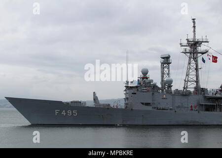 TCG Gediz (F 495), eine Gabya-Klasse (oder G-Klasse) Fregatte von der türkischen Marine betrieben, vorbei an Greenock zu Beginn der Übung gemeinsame Krieger 18-1. Stockfoto