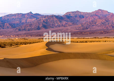 Sonnenuntergang Sanddünen - Sonnenuntergang Blick auf kurvigen Mesquite flachen Sand Dünen, der sich an der Basis der robusten Amargosa Range. Death Valley National Park, CA, USA Stockfoto