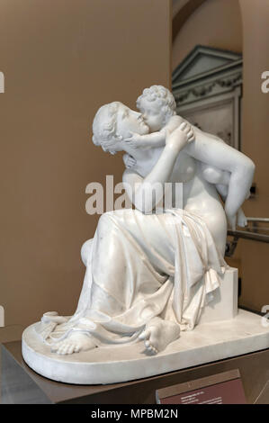 London, UK - April 2018: Marmor Skulptur mit dem Titel mütterliche Zuneigung von Edward Hodges Baily im Victoria und Albert Museum ausgestellt Stockfoto