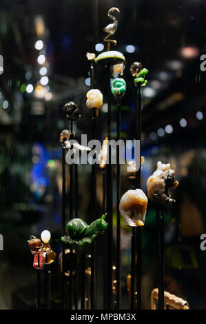 London, UK - April 2018: Schmuck Ausstellung an der William und Judith Bollinger Galerie in Victoria und Albert Museum Stockfoto