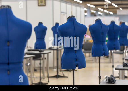 Nterior von garment Factory Shop. Schließt Atelier mit mehreren Nähmaschinen. Anpassung der Industrie. Stockfoto