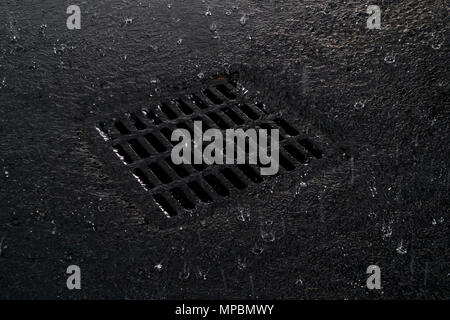 Sturmabfluß während einer Sintflutartigen Regenguss in Foley, Alabama, USA Stockfoto