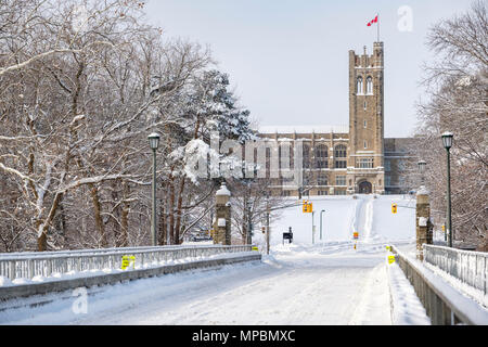 Universität von Western Ontario, University College Gebäude an der Western University nach einem schweren Winter Schneefall, London, Ontario, Kanada. Stockfoto