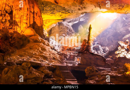 Schöne goldene Sonnenlicht zu Sung Sot Höhle oder Überraschung Grotte auf Bo Hon Insel ist eines der schönsten und größten Grotten von Ha Long Bay, gelegen Stockfoto