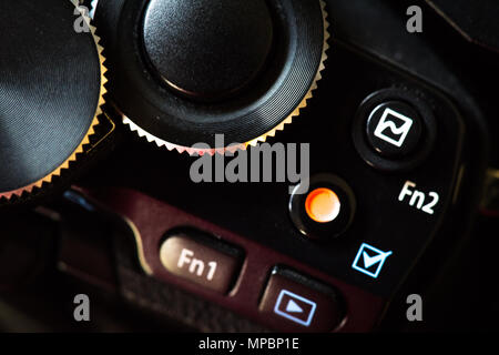 Close up Spiegellosen micro 4/3 Digitale Kamera einwählen und die FUNCTION-Taste. Digitale Kameratechnik Konzept. Stockfoto