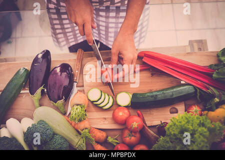Nahaufnahme von menschlichen Händen Kochen, Gemüse Salat in der Küche. Vorbereitung frische Mahlzeit in der Küche. Healhty lifestyle Konzept zu Hause essen roh in