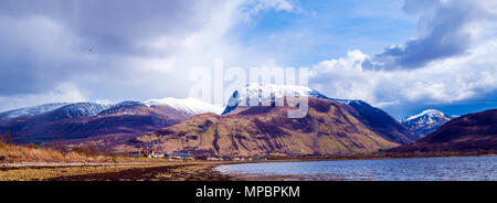 Ein wunderschönes Panorama auf den Ben Nevis, Großbritanniens höchstem Berg (4,413 Meter) in den Highlands von Schottland. Die Ansicht ist von Corpach Strand. Stockfoto