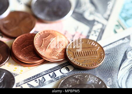 US-Dollarnoten und Cent-münzen Nahaufnahme Stockfoto