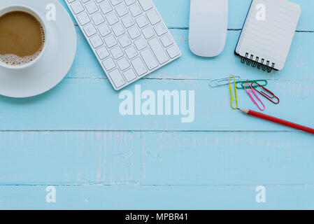 Ansicht von oben Büro Tisch mit Arbeitsbereich und Büro Zubehör einschließlich Rechner, Maus, Tastatur, Gläser, Clips, Blume, Kugelschreiber, Bleistift, Notenbuch und Stockfoto