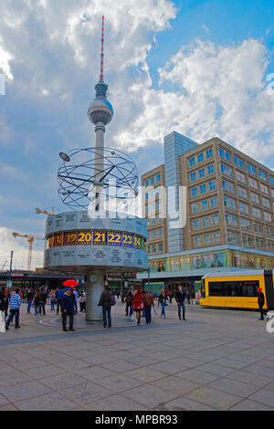 Berlin, Deutschland - 29. April 2013: Menschen bei Urania Weltzeituhr mit Fernsehturm am Alexanderplatz in Berlin, Deutschland Stockfoto