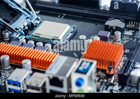 Die CPU im Sockel der Hauptplatine installiert. Stockfoto