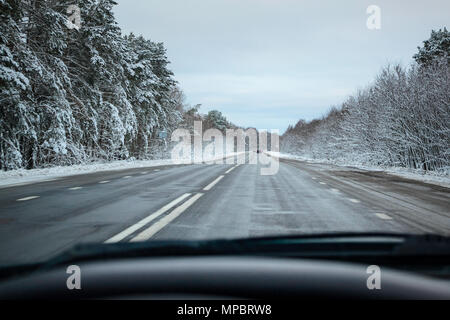 Winter verschneite Straße aus dem Autofenster. Innenansicht Stockfoto