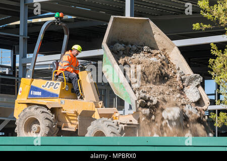 Konstruktion Fahrzeug auf einer Baustelle heraus kippen Schutt. JPC-Fahrzeug. Stockfoto