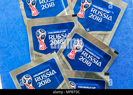 LONDON, GROSSBRITANNIEN - ca. Mai 2018: Nahaufnahme von offiziellen Wm 2018 Panini offizielle Sticker Packs Stockfoto