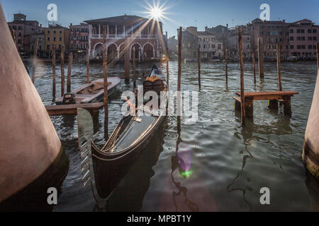 Venedig, Italien - 02 Januar 2018: gondelbahn zwischen zwei Händen der Lorenzo Quinn Skulptur im Canal Grand günstig Stockfoto