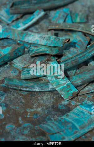 Verwitterten alten metallischen Messing chemische Reaktion mit Elementen und Salze Patina crusty bunt blau Kupfer-Chlorid Sulfat verfallenden und korrodiert Stockfoto